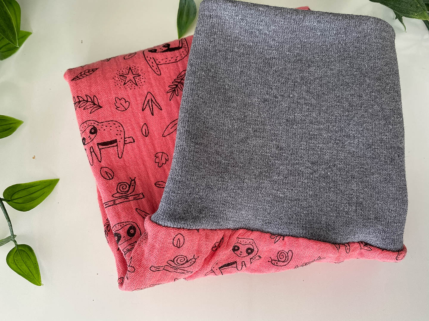 Sommer-Schlafsack aus Musselin *beere/ Faultier*