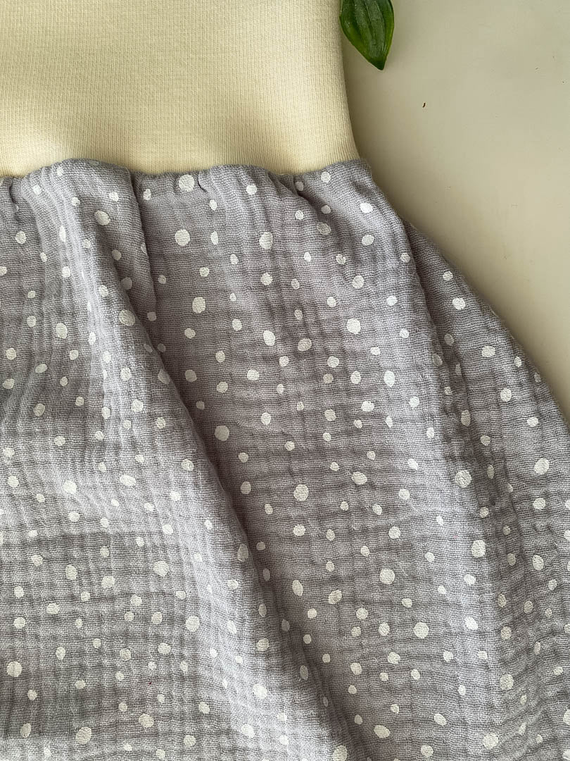 Sommer-Schlafsack aus Musselin *hellgrau/ irreg Punkte*