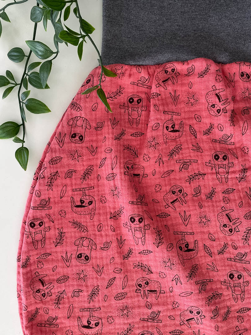 Sommer-Schlafsack aus Musselin *beere/ Faultier*
