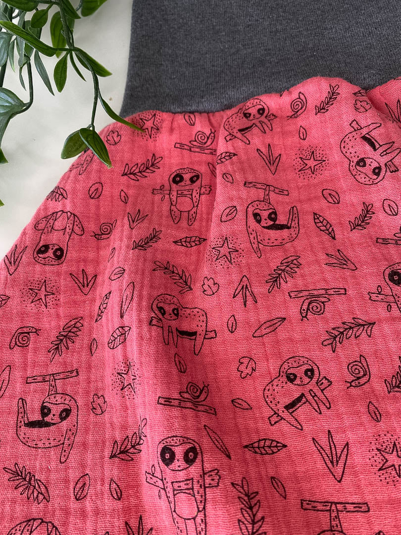Sommer-Schlafsack aus Musselin *beere/ Faultier*