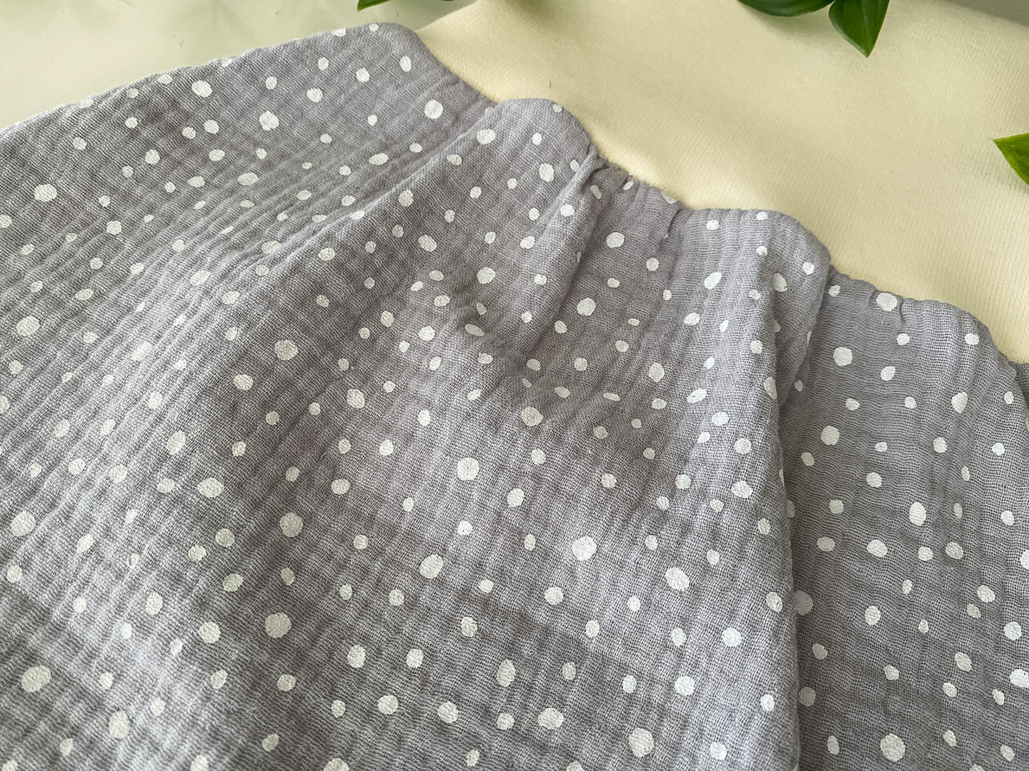 Sommer-Schlafsack aus Musselin *hellgrau/ irreg Punkte*