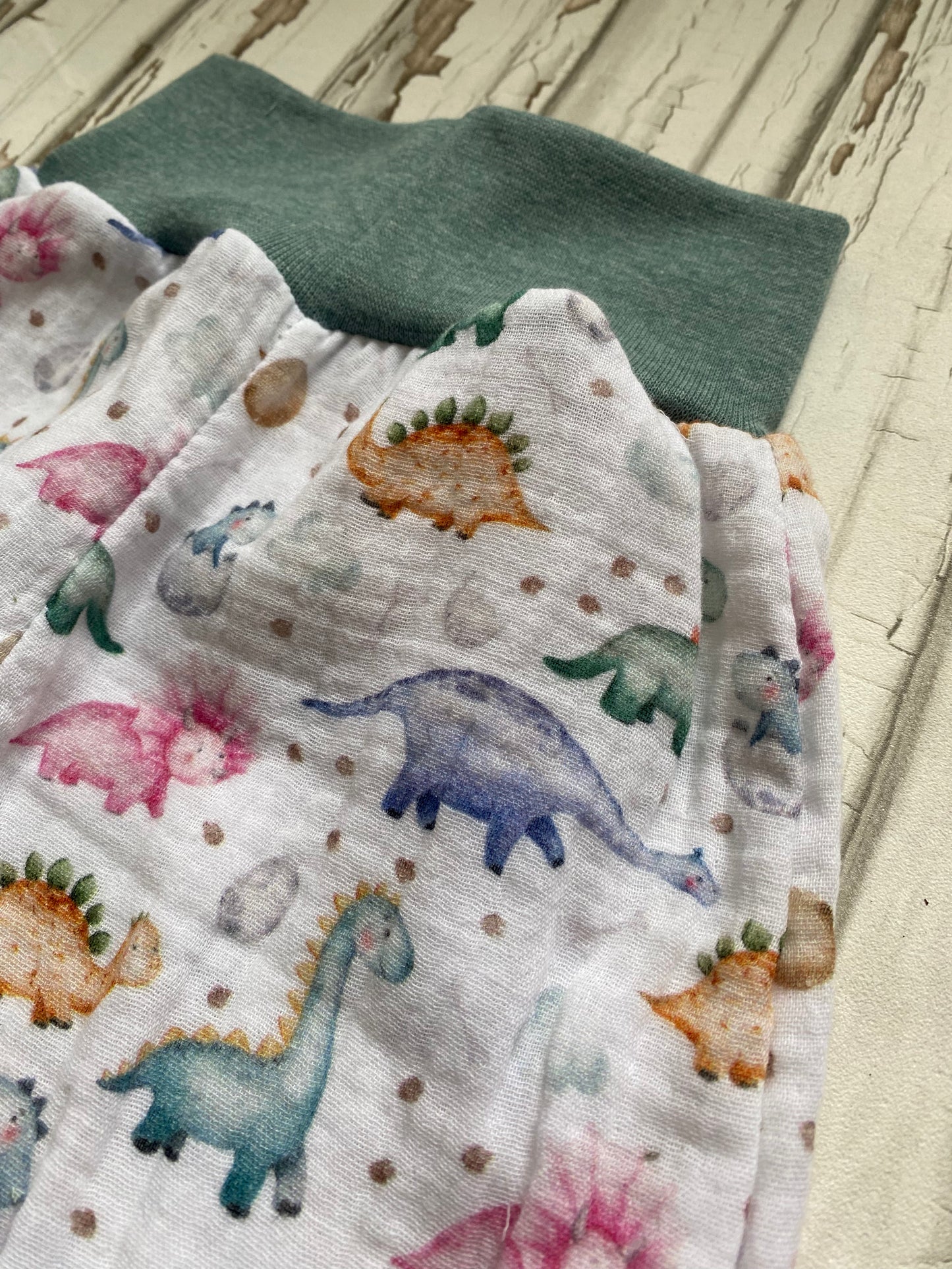 Musselin Sommerhose *Dinos Aquarell